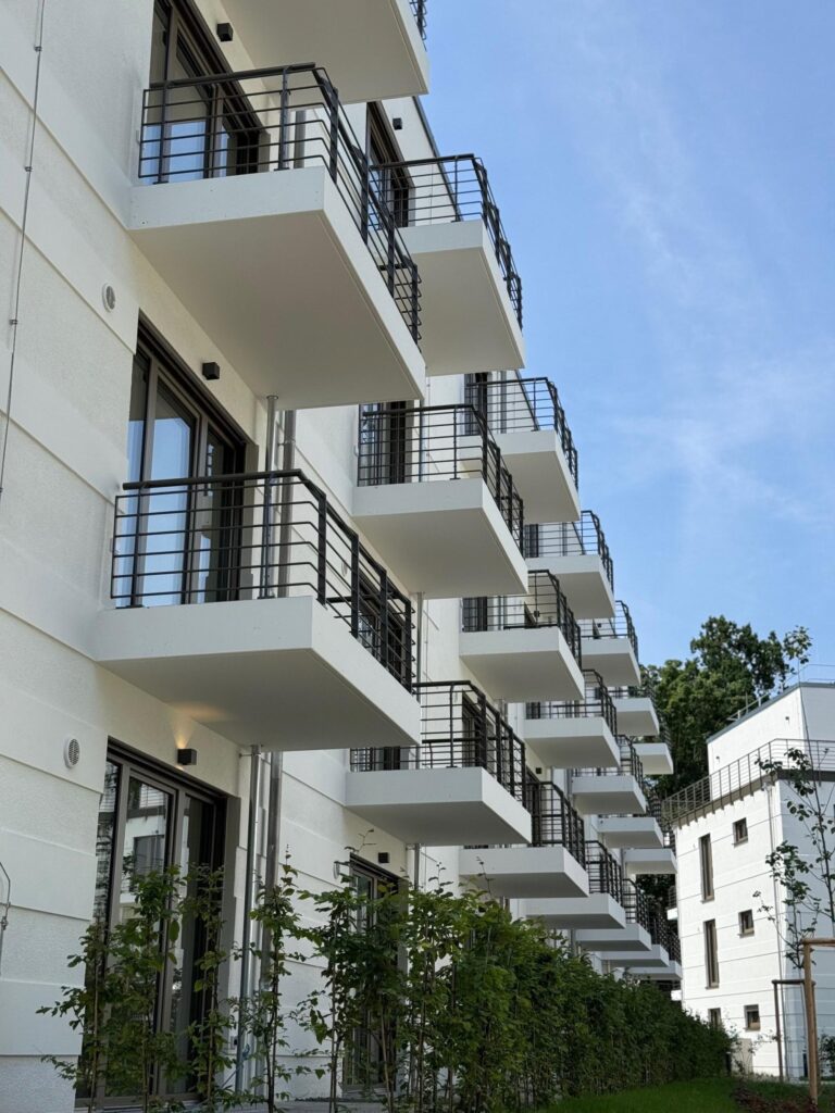 🏡 Projektabschluss: KfW55 Bau mit 136 Wohnungen und Tiefgarage erfolgreich abgeschlossen cover